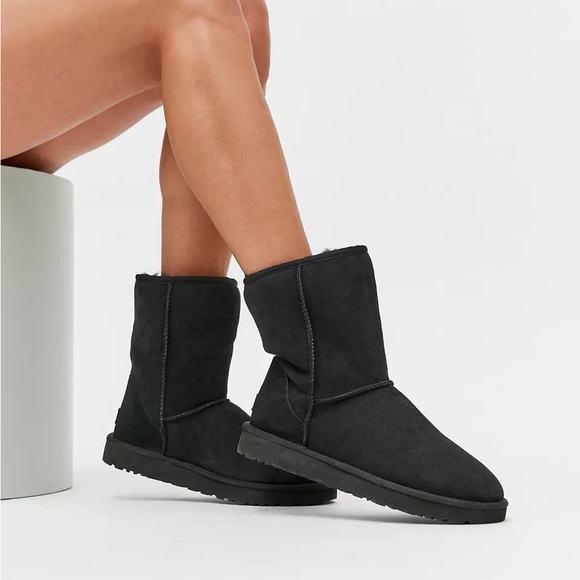 UGG
ITEM:CLASSIC SHORT II
COLOR: Black
SIZE: 6 - Picture 2 of 12